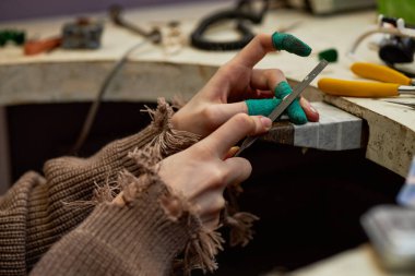 Fabrikadaki işi kontrol etmek için dijital tablet kullanan iş kaskı mühendisi.