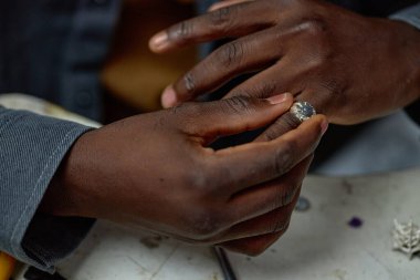 Fabrikadaki işi kontrol etmek için dijital tablet kullanan iş kaskı mühendisi.