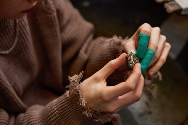 Fabrikadaki işi kontrol etmek için dijital tablet kullanan iş kaskı mühendisi.