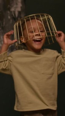 Evde şenlikli bir akşam yemeği sırasında tüm aile masasında oturup alkışlarken, oyun oynayan küçük çocuğun komik hileler sergilediği dikey bir sahne. El çırpmaya odaklan.