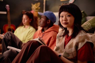 Arkadaşların portresi çalışma oturumu için sıcak bir odada toplandı. Okuma ve tartışmayla ilgileniyorlar, doğal ışık olmayan akademik bir ortam öneriyorlar.