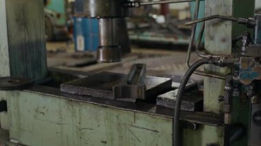 Oto tamir atölyesinde araç gereç ve teçhizattan kimse vurulmaz.