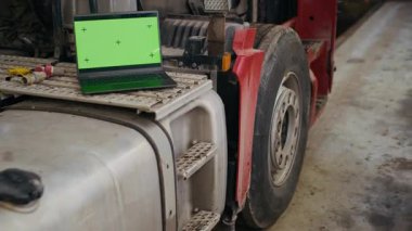 Otomobil tamirhanesinde kimse yeşil ekran laptopunu yarı yolda çekmez.