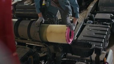Kamyon servisinde erkek tamircinin filtresinin yüksek açılı görüntüsü