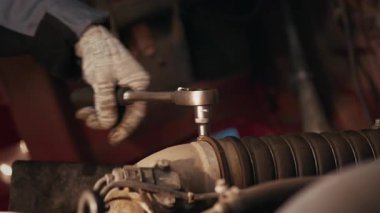 İngiliz anahtarı servis aracı kullanan, pamuk eldivenli, tanınmayan işçilerin kesilmiş elleri.