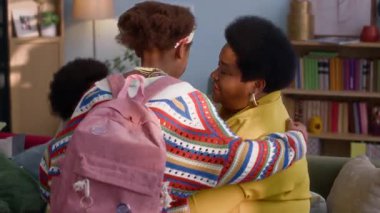 Sevecen Afrikalı Amerikalı büyükanne torununa sarılıyor ve onu öpüyor.