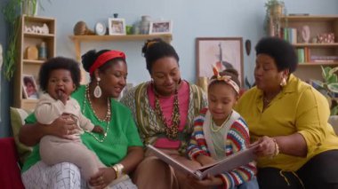 Beş kişilik Afro-Amerikalı bir aile. Aralarında yürümeye yeni başlamış bir çocuk ve genç bir kız da var. Albümdeki fotoğraflara bakıyorlar.