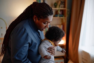 Siyahi anneyi severken, küçük çocuğu önemserken, kızı nazikçe kucağına alıp yatak odasında yatırırken, huzurlu bir uyku saatinde, fotokopi çekerken.