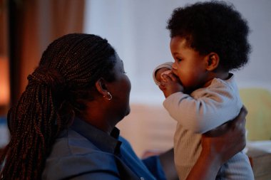 Siyah Anne 'nin küçük tatlı kızını kucağına alıp bebek ısırırken ilk dişlerinin uzadığı gece evde yatma zamanı.