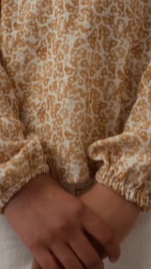 Zarif bluzlu, gülümseyen ve kameraya bakan sevimli Afrikalı Amerikalı kızın dikey yatay portresi.