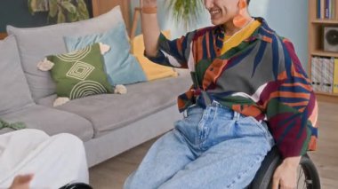 Özürlü, neşeli, genç ve beyaz arkadaşların yavaş çekimleri. Evlerinde, rahat oturma odasında buluşup beşlikle selamlaşıyorlar. Sıcak bir sarılma ve sohbet başlatıyorlar.