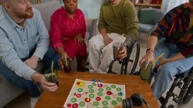 Tekerlekli sandalyedeki genç beyaz çiftin çeşitli arkadaşlarıyla limonata bardaklarını tokuşturup evlerinde rahat bir oturma odasında keyif çatmalarını çekeceğiz.