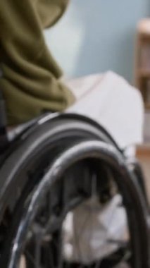 Tekerlekli sandalyede birbirini beşlikle selamlayan, sarılıp muhabbet başlatan, rahat bir oturma odasında birlikte vakit geçiren Kafkas arkadaşlarının dikey hâli.