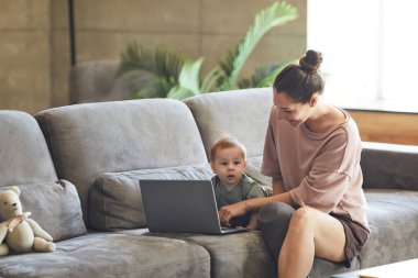 Özürlü mutlu anne portresi. Evinde rahat bir şekilde çalışıyor. Kopya alanı.