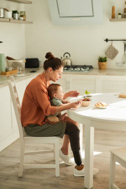 Özürlü modern kadın portresi Sabahları kahvaltıda tatlı bir bebekle eğleniyor