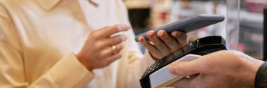 İnternet sitesinde akıllı telefon kullanan müşterilerin perakende ortamda irtibatsız ödeme terminali, kolaylık ve modern teknolojiyi kullanarak mobil ödeme yaparken görüntüsü
