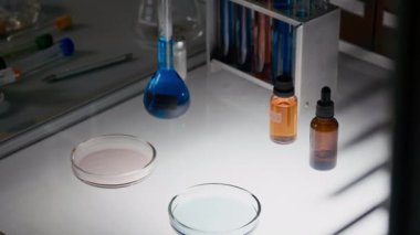 Hiç kimse laboratuardaki çalışma masasının fotoğrafını steril petri kapları, cam şişeler ve sıvılarla dolu test tüpleriyle çekmez.