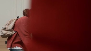 Kıdemli erkek profesörün, okul saatleri dışında akademik proje toplantısı için çeşitli öğrencilere danışmanlık yaparken masa başında daktilo yazarken çekilmiş düzenli bir fotoğrafı, günlük öğrenim sahnesi