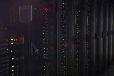 Veri merkezinde ışıklandırılmış LED ışıkları olan birden fazla sunucu rafı şirketler ve teknoloji şirketleri için büyük ölçekli veri işleme ve depolama çözümleri sağlıyor