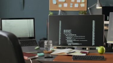 Gündüz vakti modern programcıların ofisindeki masalarda program kodları çalışan hiç kimse bilgisayarları ve dizüstü bilgisayarları görüntüleyemez.