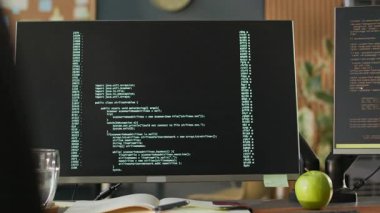 Modern ofis masasındaki ekranda çalışan program kodlu PC monitörünün yakın çekim görüntüsü yok