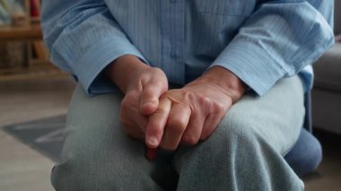Tanımlanamayan terapistin eli yaşlı kadınların ellerine hafifçe dayanıyor. Terapinin en önemli anında empati, ilgi ve duygusal desteği sembolize ediyor.