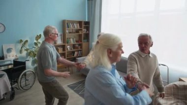 Çeşitli huzurevi sakinleri neşeli dans anlarını paylaşıyor, müzik ve hareketlerle aktif ve bağlı kalıyorlar.