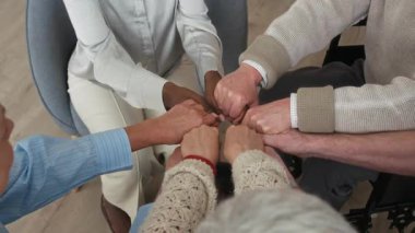 Son sınıfların ve terapistlerin grup terapisi sırasında birlik, güç ve duygusal desteği sembolize ederek bir çember oluşturmaları.