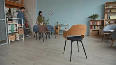 Geniş ve rahat sınıfa giren dört kişilik çoklu etnik gruptan oluşan bir grup okul danışmanlığı seansının başlamasını bekliyor.