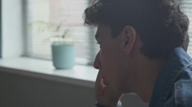 Kafkasyalı genç bir çocuğun sorunlarını paylaşması ve önünde oturan melez bir kadın psikoloğa açılması, notlar alması ve dikkatle dinlemesi.