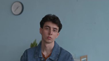 Değişik gen Z öğrencilerinin portresi, rahat modern sınıftaki kendine güvenen genç melez bayan danışmanlarını çevreleyen dairelerde oturan sandalyelere teker teker bakıyor.