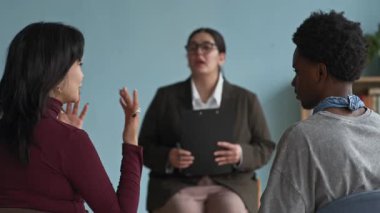 Sınıfta terapi sırasında siyah çocukla tartışan duygusal Asyalı genç kız arasındaki çatışmayı yatıştırmaya çalışan melez kadın psikoloğun dikkatine.