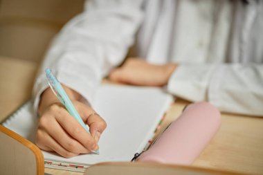 Üniversitede ders sırasında not alan ve not alan tanınamayan tıp öğrencilerinin yakınlaşması, kopyalama alanı