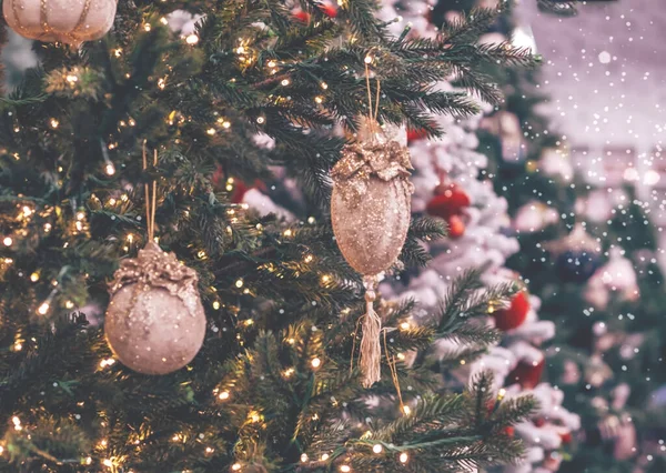 Χριστουγεννιάτικο Δέντρο Διακοσμήσεις Θολή Φόντο Λάμψη Χριστουγεννιάτικη Διακόσμηση Και Διακόσμηση — Φωτογραφία Αρχείου