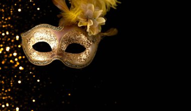 Karanlık arka planda parıltılı karnaval maskesi. Mardi Gras konsepti ya da yeni yıl dekorasyonu. Kavramsal arkaplan ya da tasarım. Yaratıcı kopyalama alanı. 
