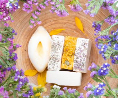 Kermek çiçekli bambu dokusu üzerine doğal malzemelerden elde edilen el yapımı organik sabun konsepti. Tasarım veya mevsimsel projeler için yaratıcı alan. 