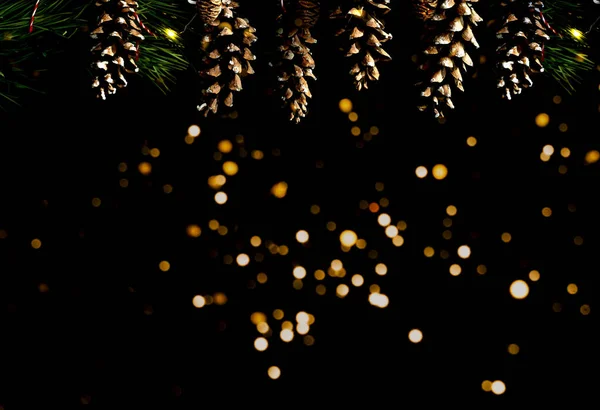 圣诞树上的松果装饰在黑暗的背景上闪烁着火花 圣诞贺卡 有地方放你的文字 — 图库照片