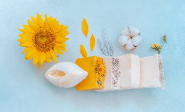 Mavi arka planda doğal malzemelerden elde edilen el yapımı organik sabun. Tasarım veya mevsimsel projeler için yaratıcı alan. 