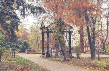 Bir bisikletçiyle duvar resminin arka planına karşı Kyiv bisiklet pisti. Kyiv, Kasım 05, 2022