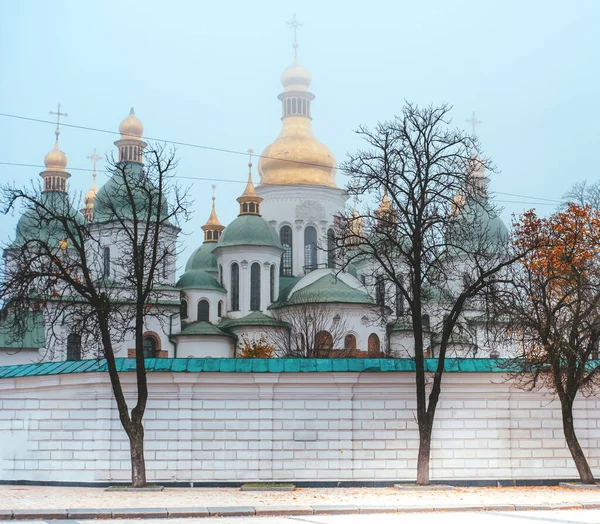 사이클은 사이클 리스트가 벽화의 배경을 Kyiv November 2022 — 스톡 사진