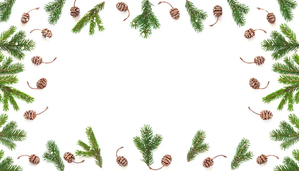 Weihnachtsrahmen Aus Tannenzweigen Und Zapfen Auf Weißem Hintergrund Mit Schneeflocken — Stockfoto