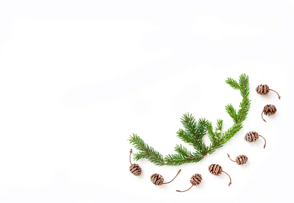 Χριστουγεννιάτικο Μοτίβο Από Κλαδιά Ελάτης Και Κώνους Λευκό Φόντο Νιφάδες — Φωτογραφία Αρχείου