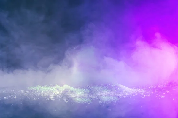 濃い色の煙と霧の背景 空の紫色のシーン 表示製品のための雪と質感 休日の季節の概念 デザインのための創造的なコピースペース — ストック写真