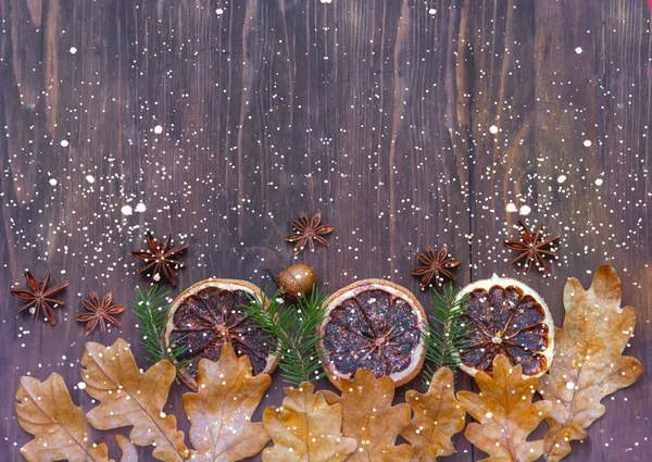 Рождественские Украшения Деревянном Фоне Белым Снегом Снежинками Чудо Природы Концепция — стоковое фото
