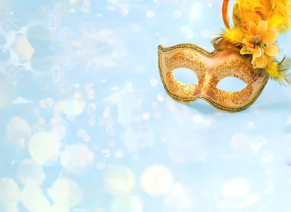 蓝色背景的金色狂欢节面具 闪烁着火花 Mardi Gras的概念或新年装饰 节日背景或设计概念 — 图库照片