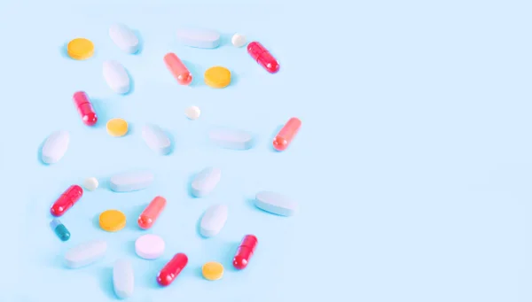 Різнокольорові Медичні Таблетки Капсули Синьому Фоні — стокове фото