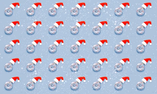 Muster Aus Silbernem Donut Und Weihnachtsmannhüten Auf Blauem Hintergrund Geschenkpapier — Stockfoto