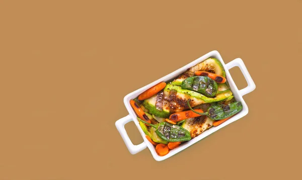 用陶瓷盘中的杏仁碎背景烤或烤蔬菜 在家煮好吃的 — 图库照片