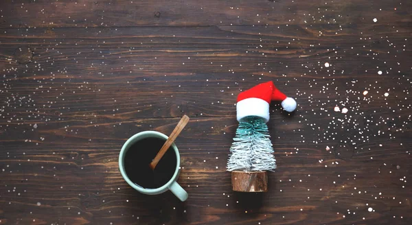 Κεραμικό Φλιτζάνι Καφέ Και Χριστουγεννιάτικες Διακοσμήσεις Ξύλινο Φόντο Λάμψη Δημιουργικός — Φωτογραφία Αρχείου