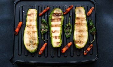 Izgara kabak, biber ve havuç. Evde elektrikli ızgarada lezzetli yemekler pişirmek..